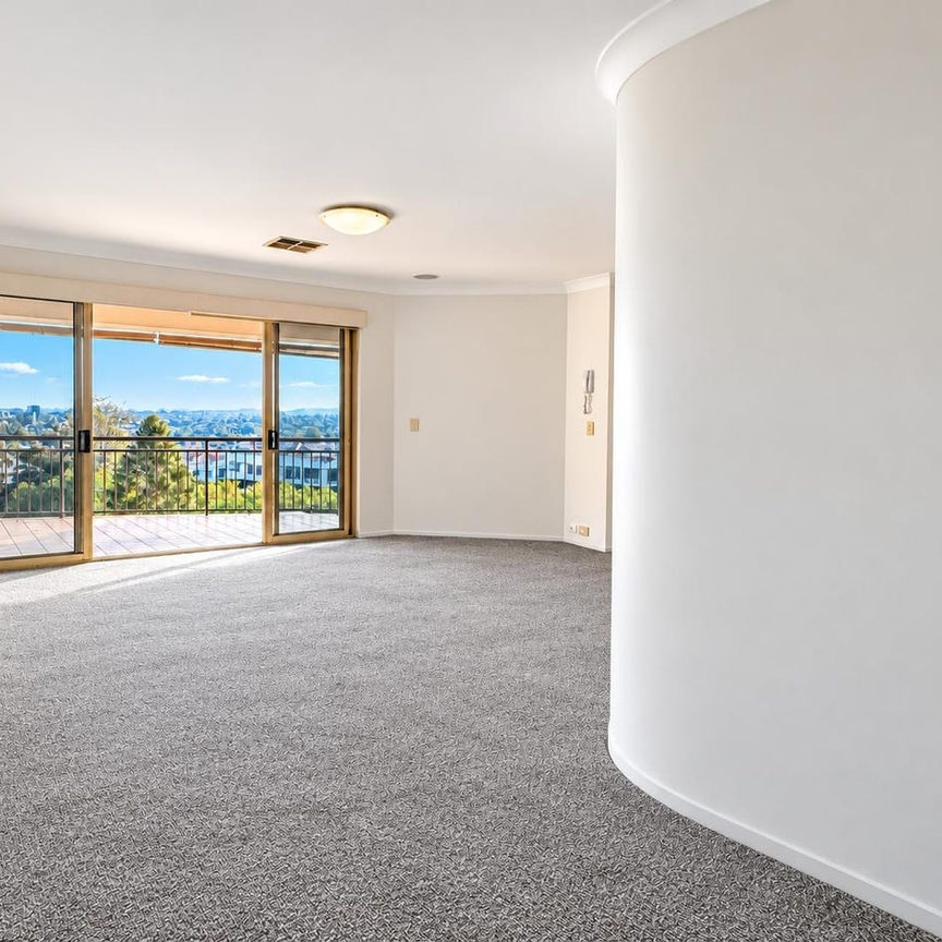 Spacious Three-Bedroom Apartment with City & Mountain Views - Photo 1