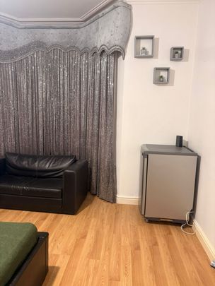 Master bedroom to rent close to seven king station - £900 pcm - Photo 1