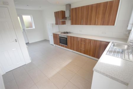 3 Bedroom House - Mid Terrace To Let - Photo 2