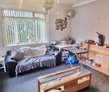 6 Bed - 1 Ash Crescent, Headingley, Leeds - LS6 3LE - Student - Photo 1