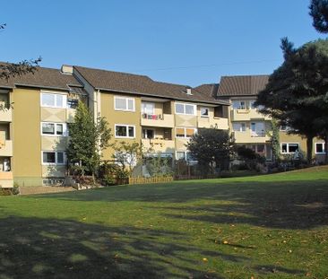 Großzügiges Wohnzimmer und eleganter Design-Bodenbelag in den Räumen - Photo 1