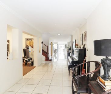 Stunning Waterfront Family Home for Rent - with option to be furnished - Photo 1