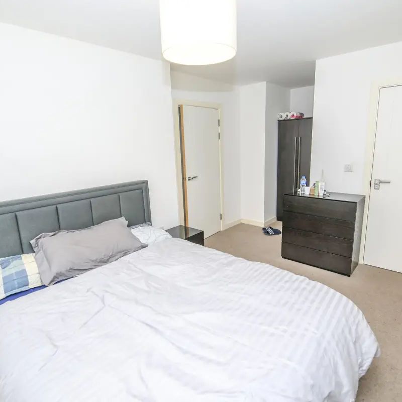 3 bedroom flat in London - Photo 1