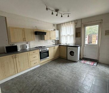 4 bedroom semi-detached house to rent - Photo 6