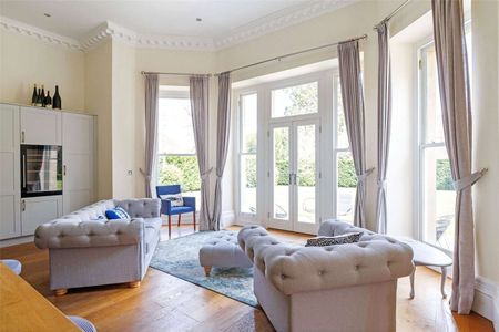 Having previously been restored, this is a beautifully appointed Manor House dating back to the mid-19th century and situated close to Greenham Common. - Photo 5