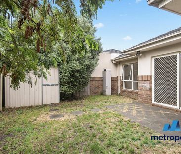 LIGHT AND BRIGHT IMMACULATELY MAINTAINED HOME - Photo 4