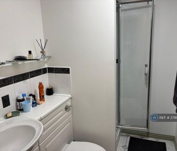1 bedroom in a flat share to rent - Photo 4