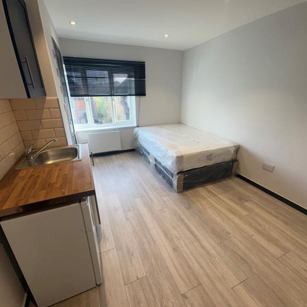 Raymond Crescent, Guildford, GU2 - Photo 1