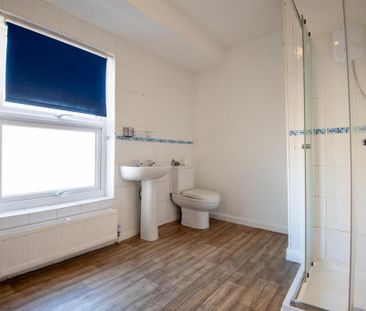 2 bedroom end of terrace house to rent - Photo 2