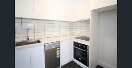 Modern Two-Bedroom Apartment in Prime Location - Photo 3