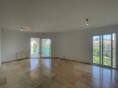 Apartamento sin amueblar, un dormitorio, terraza vistas al mar, parking. Ciudad Jardín. - Photo 3