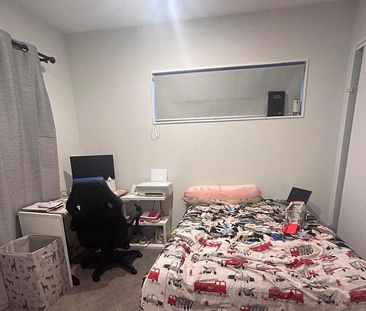 Room attached deck $280 include bills in New Lynn - Photo 4