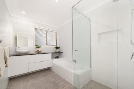 Family Sanctuary on 598sqm with multiple living zones and beautiful garden - Photo 3