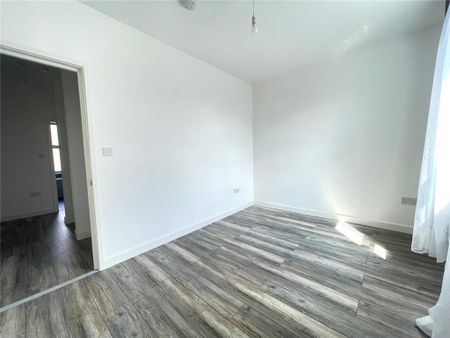 3 bedroom end of terrace house to rent - Photo 5