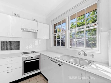 Two Bedroom Sanctuary in leafy Setting, Steps To Queen St Village Cafes - Photo 2