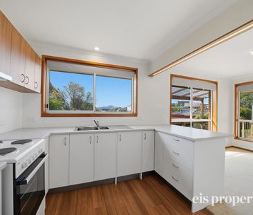 Beautifully Renovated, Spacious Two Bedroom Unit In New Town - Photo 6
