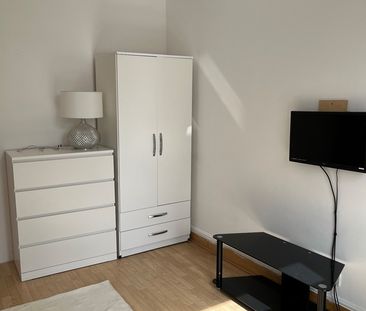 4 Bed Semi-Detached House, North Circular Road, NW10 - Photo 6