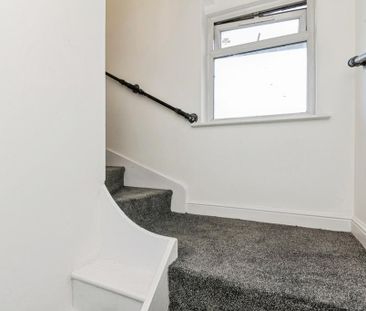 3 bedroom flat to rent - Photo 2