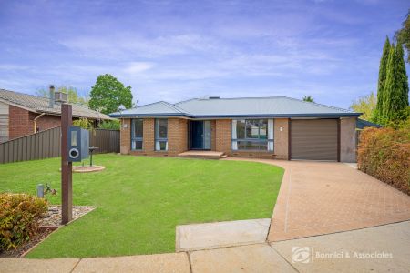 COMFORT, SPACE & CONVENIENCE IN WEST WODONGA - Photo 2