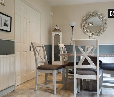Cosy room in 5-bedroom house in Sandyford, Dublin - Photo 4