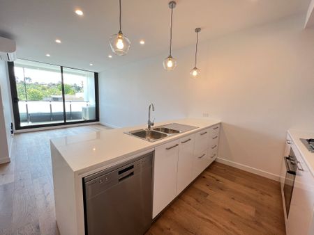 Luxury Living - 2 Bedroom Apartment with second bathroom and study. - Photo 2