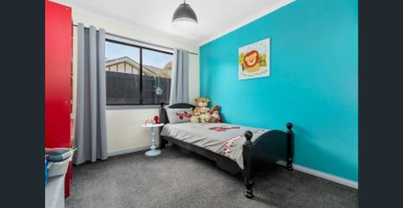 Warm, Spacious & Wonderfully Located Family Home! - Photo 2