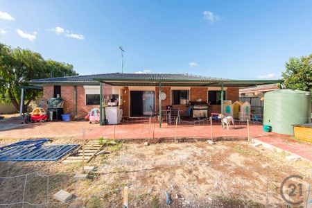 Spacious 4-Bedroom Home on a Huge Block – Walk to Mandurah Forum&excl; - Photo 4