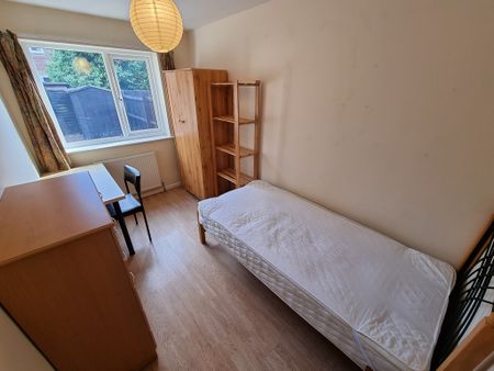 6 Bed Student Accommodation - Photo 3