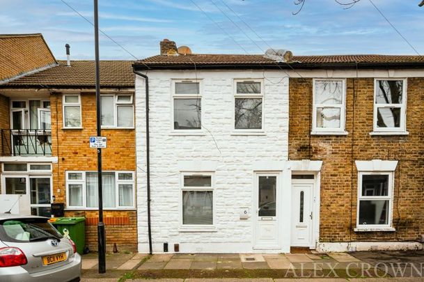 4 bedroom terraced house to rent - Photo 1