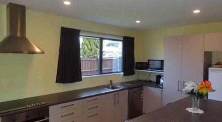 Modern 3-Bedroom Townhouse – Sunny, Spacious & Low Maintenan - Photo 3