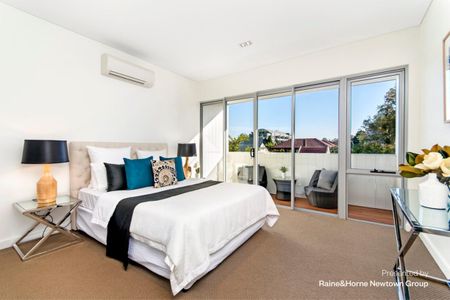 Impressive architect-designed home - Photo 3