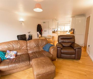 3 bedroom flat to rent - Photo 2