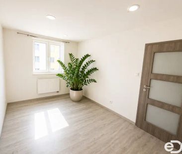 Příjemné bydlení v klidné lokalitě s výbornou dostupností služeb. - Fotografie 3