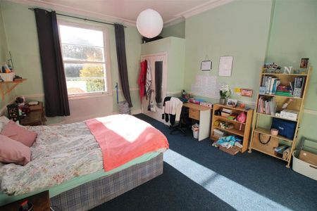 4 bedroom flat to rent - Photo 2