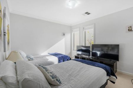 Luxury on the water - Photo 5