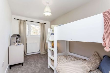 Beautifully refurbished, this impressive five-bedroom detached family home blends character with modern luxury. - Photo 3