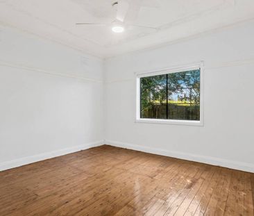 Spacious 3-Bedroom Home in Prime Coniston Location! - Photo 2