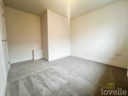 3 bedroom Semi-detached house To Let - Photo 3