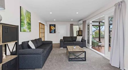 Spacious four bedroom family home! - Photo 2