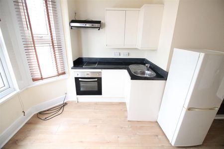 Chertsey Bridge Road, Chertsey - Photo 5