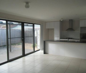 SPACIOUS TOWNHOUSE IN CENTRAL BAIRNSDALE - Photo 4
