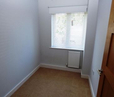 2 bed flat to rent in Rayleigh Road, Hutton, CM13 - Photo 2