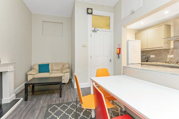 4 bedroom flat to rent - Photo 1