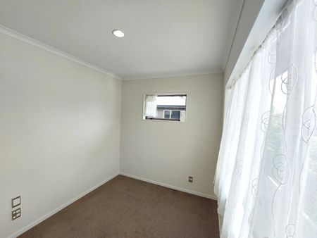 Family House In Henderson - Photo 3