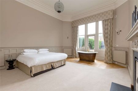 A stunning four bedroom main door apartment, available on an unfurnished basis. - Photo 4