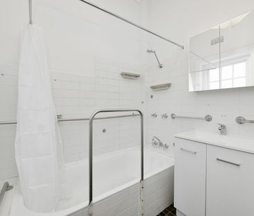 RECENTLY UPDATED SPACIOUS THREE BEDROOM IN THE HEART OF POTTS POINT - Photo 2