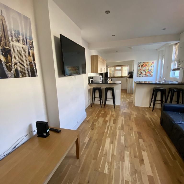 6 bedroom terraced house to rent - Photo 1