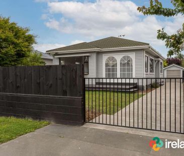 Stunning, Renovated, Three Bedroom Home - Photo 2