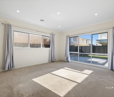 WALKING DISTANCE TO Featherbrook College and Shopping Center! - Photo 1