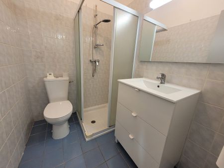 Location Maison 3 pièces 53m² ST JEAN D ANGELY 17400 - Photo 3